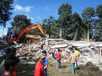 Gấp rút cứu hộ những người mắc kẹt trong vụ động đất tại Indonesia