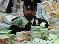 Cảnh sát Italy thu giữ 7 triệu Euro tiền giả