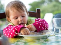 Vì sao nên cho trẻ ăn thức ăn thô sớm?