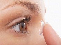 Đeo kính áp tròng dễ nhiễm trùng mắt