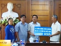 ĐSQ Việt Nam tại Lào tiếp nhận tiền ủng hộ miền Trung