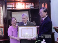 Việt kiều Lào đầu tiên được trao Huy hiệu 65 năm tuổi Đảng