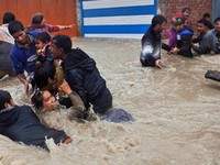 Pakistan khẩn trương cứu hộ nạn nhân lũ lụt