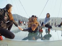 Thử thách Mannequin trên cầu kính lớn nhất thế giới