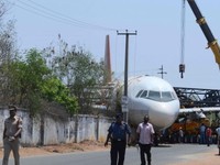Sập cần cẩu làm rơi máy bay Airbus tại Ấn Độ