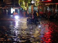 TP.HCM: Nhiều tuyến đường biến thành sông sau cơn mưa