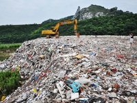 Trung Quốc: 4.000 tấn rác bị đổ trộm gần hồ cấp nước