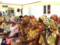Niềm vui đoàn tụ của các em gái bị Boko Haram bắt cóc