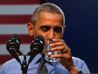 Tổng thống Mỹ uống nước từ vùng nhiễm chì để trấn an người dân