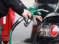 Ấn Độ giảm giá nhiên liệu trong cuộc khủng hoảng tiền mặt