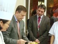 Đại sứ Pháp tại Việt Nam trổ tài nấu nướng