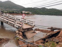 Sập cầu Vĩnh Hy gây ách tắc giao thông tại Ninh Thuận
