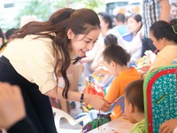 Chi Pu đón Trung thu cùng 150 trẻ khuyết tật