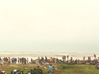 Phú Yên: Tìm kiếm và ứng cứu 4 ngư dân bị trôi dạt trên cửa biển