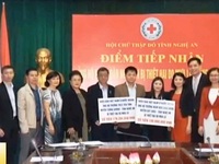 Đoàn kiều bào trao 1,5 tỷ đồng cho các trường học Nghệ An, Hà Tĩnh