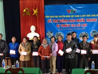 Công đoàn Đài THVN trao quà ủng hộ đồng bào miền Trung bị lũ lụt