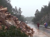 Hàng loạt tuyến đường bị sạt lở, ách tắc do mưa lũ