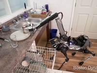 Chú chó robot biết làm việc nhà