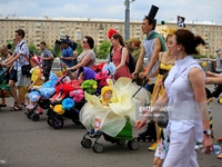 Cuộc diễu hành xe đẩy trẻ em độc nhất vô nhị tại Nga