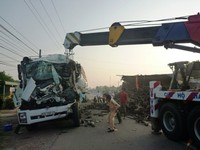 Xe tải tông đuôi xe chở củi dừng bên đường, 2 người chết