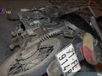 Bến Tre: Taxi tông xe máy, 2 người bị thương nặng
