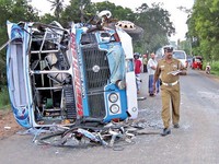 Tai nạn trên đường cao tốc ở Sri Lanka,  hơn 30 người thương vong