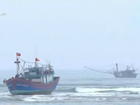 Quảng Bình: Tàu cá ngư dân tiếp tục bị mắc cạn tại cửa biển