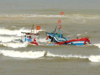 Quảng Ngãi: 2 tàu cá bị sóng đánh chìm, 6 ngư dân được cứu