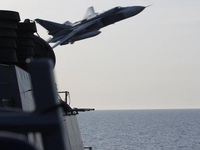 Máy bay Nga áp sát tàu khu trục Mỹ