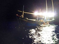 Đà Nẵng: Trắng đêm cứu thuyền viên gặp nạn trên biển