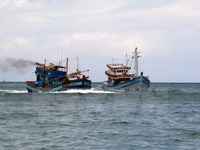 11 ngư dân Quảng Ngãi trên tàu cá trôi dạt chưa chịu lên tàu cứu nạn