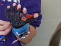 Găng tay chuyển đổi ngôn ngữ ký hiệu thành lời nói