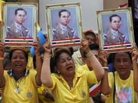 Người dân Thái Lan khóc nghẹn, tiếc thương Nhà vua Bhumibol Adulyadej