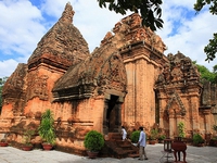 Tháp Bà Ponagar - Kiệt tác điêu khắc Chăm Pa trên đất Việt
