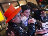 Ba Lan cấm bán thuốc lá điện tử cho trẻ vị thành niên