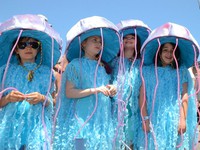 Hóa trang thành sinh vật biển trong lễ hội Tiên Cá ở đảo Coney