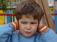 Tiếng ồn ảnh hưởng đến khả năng ngôn ngữ của trẻ em