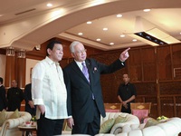 Tổng thống Philippines Duterte hát karaoke với Thủ tướng Malaysia