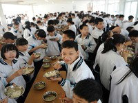 Hơn 300 học sinh Trung Quốc bị ngộ độc thực phẩm