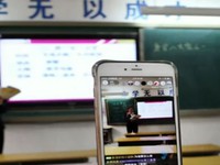 Giáo viên phát video trực tuyến dạy học sinh tại Trung Quốc