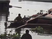 TP.HCM: Chìm sà lan 200 tấn, nhiều người nhảy sông thoát nạn
