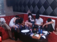 Hàng chục 'nam thanh nữ tú' có dấu hiệu phê ma túy tại quán karaoke