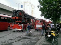 5 xe cứu hỏa, 1 xe thang chữa cháy tại tòa nhà Toyota Mỹ Đình, Hà Nội