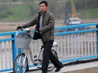 Xe đạp điện trở nên phổ biến tại Triều Tiên