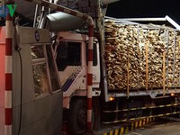 Xe tải mất lái tông sập trạm thu phí tại Biên Hòa