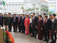Chủ tịch nước dâng hoa tại Tượng đài Chủ tịch Hồ Chí Minh ở Singapore