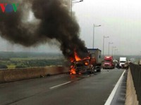 Xe container bốc cháy ngùn ngụt trên cao tốc Long Thành - Dầu Giây