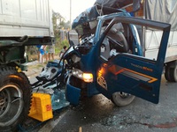 Xe tải tông xe container, 1 người bị thương nặng