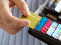 Không tự ý thu phí thường niên thẻ tín dụng năm thứ hai