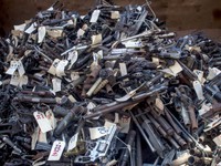 Bán kim loại tái chế từ súng đạn để gây quỹ phòng chống bạo lực